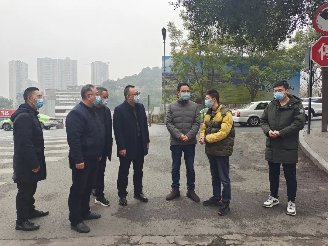 在大来井社区,昝学军参观了便民服务中心,社区图书室