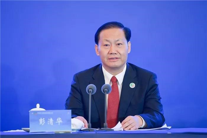省政协主席柯尊平,省委副书记邓小刚出席.