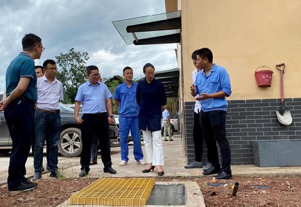 合江县副县长李小蓉率队到赤水河流域检查生活污水垃圾整治工作